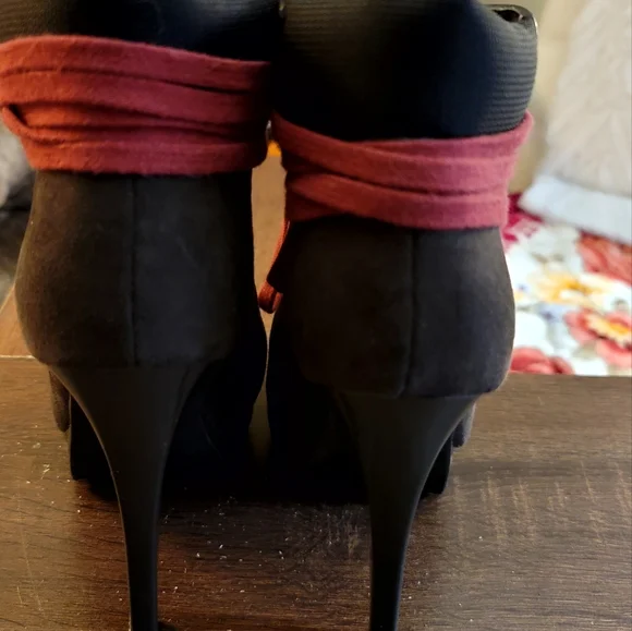 KEAVA  BY XHILARATION LADIES COMBAT FAUX SUEDE HEELS W/LEATHER CUFF/CRAMBERRY - Picture 4 of 11